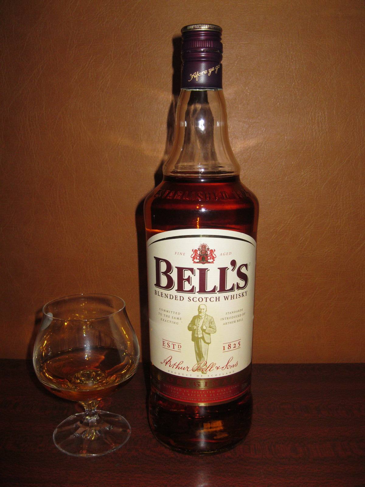 Bells whisky. Виски шотландский Бэллс. Виски купаж Бэллс. Bells 0.5. Виски Беллс 0.7.